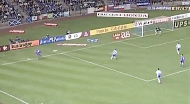Video danh thủ: Pha căng ngang thành bàn không tưởng của Roberto Carlos